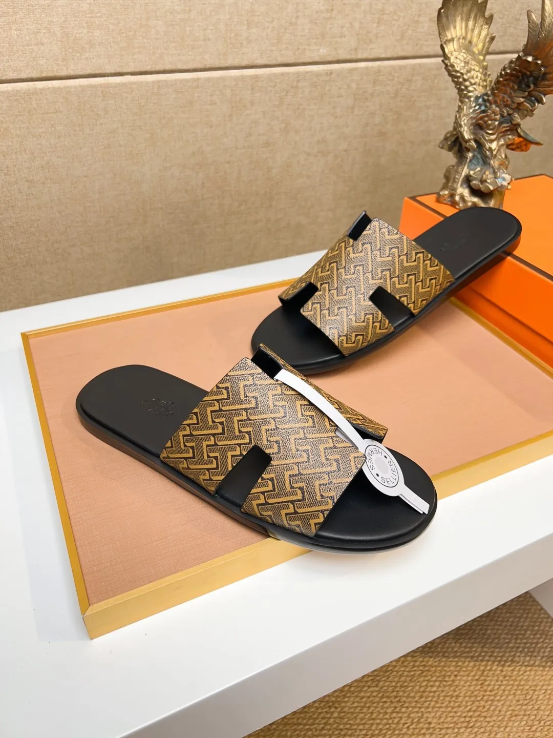Men's clothing and shoes 💰280 💅💅💅 new arrival. Hermes Hermes official website latest counter synchronized new oran color leather H slippers, the original Paris version flew back to the original model and opened the mold to make it perfectly🍌The highest quality Sincerity, you can enter and leave the counter at will [Deyi] The upper is made of original customized  colored palm prints, crocodile print, ostrich print, colored cow leather, colored cow suede, 🤔 horse hair, 🥳 colored diamonds, 🥰 3D printing, and other genuine leather slippers, imported cow pattern foot pad lining, Italian  latest original genuine leather combination outsole Code number: 38-48 (customized at 46.47.48) Can be made into picture combination sole with genuine leather pattern and ordinary molded outsole